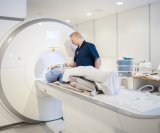 Magnetska rezonancija često se smatra rutinskom i sigurnom pretragom, no za neke pacijente ona može imati neugodne posljedice