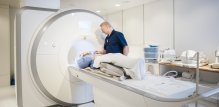 Magnetska rezonancija često se smatra rutinskom i sigurnom pretragom, no za neke pacijente ona može imati neugodne posljedice