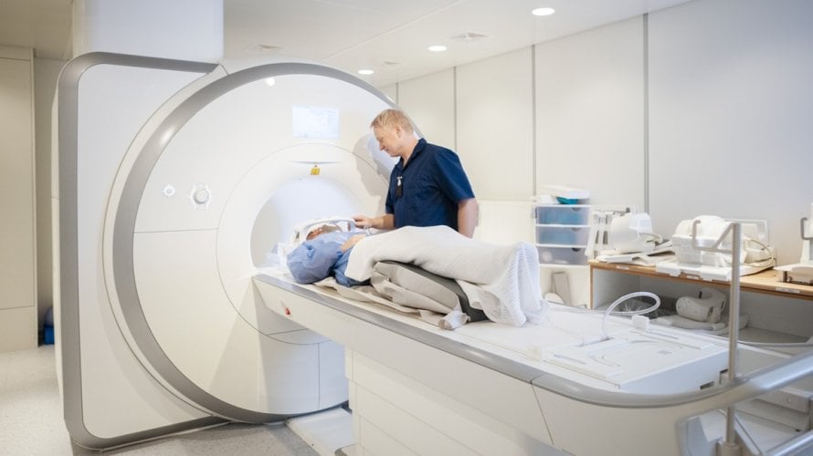 Magnetska rezonancija često se smatra rutinskom i sigurnom pretragom, no za neke pacijente ona može imati neugodne posljedice