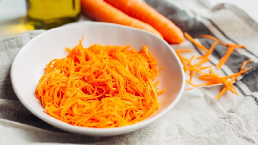 Na društvenim mrežama često se tvrdi da sirova salata od mrkve može resetirati hormone i riješiti razne hormonalne tegobe