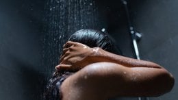 Na društvenim mrežama stalno se pojavljuju novi trikovi za lakše uspavljivanje, a jedan od najnovijih je tuširanje u mraku