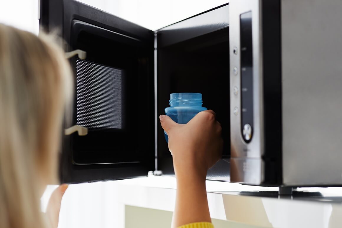 Nikada nemojte zagrijavati majčino ili adaptirano mlijeko u mikrovalnoj