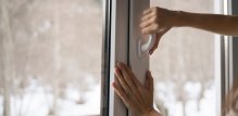 Otvaranjem prozora omogućujete izmjenu zraka, smanjujete koncentraciju štetnih tvari i sprječavate nakupljanje vlage koja pogoduje razvoju plijesni