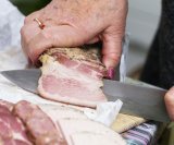 Prerađeno meso poput suhomesnatih proizvoda, slanine, kobasica i hrenovki Svjetska zdravstvena organizacija svrstava u skupinu 1 karcinogena