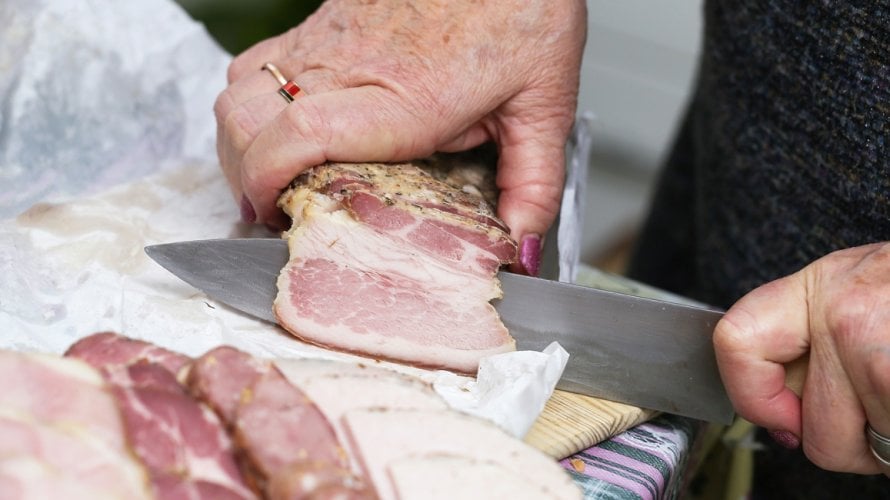 Prerađeno meso poput suhomesnatih proizvoda, slanine, kobasica i hrenovki Svjetska zdravstvena organizacija svrstava u skupinu 1 karcinogena