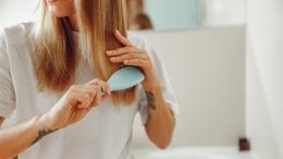 Pretjerano četkanje može uzrokovati ispucale vrhove, a dugoročno čak i pojačano opadanje kose