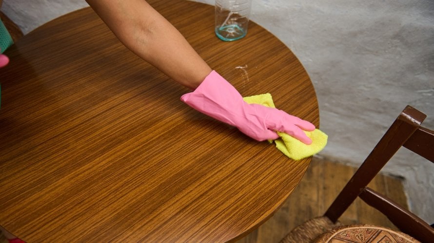 Prirodno sredstvo za čišćenje drvenog namještaja koje briše mrlje