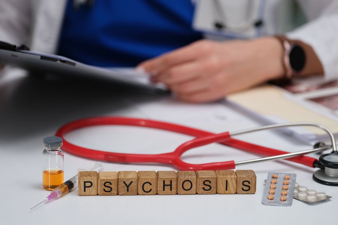 Psihoza se najčešće očituje kroz halucinacije i deluzije