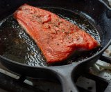 Riba s kožom obično se dobro snalazi u lijevanom željezu, ali nježni filei lako se zalijepe ako tava nije savršeno pripremljena