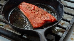 Riba s kožom obično se dobro snalazi u lijevanom željezu, ali nježni filei lako se zalijepe ako tava nije savršeno pripremljena