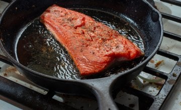 Riba s kožom obično se dobro snalazi u lijevanom željezu, ali nježni filei lako se zalijepe ako tava nije savršeno pripremljena