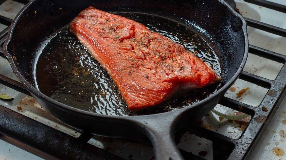 Riba s kožom obično se dobro snalazi u lijevanom željezu, ali nježni filei lako se zalijepe ako tava nije savršeno pripremljena