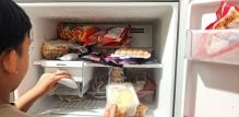 Smrznuta pizza, pomfrit, vafli i slični gotovi proizvodi mogu se bez problema čuvati u vratima zamrzivača ili gornjoj ladici