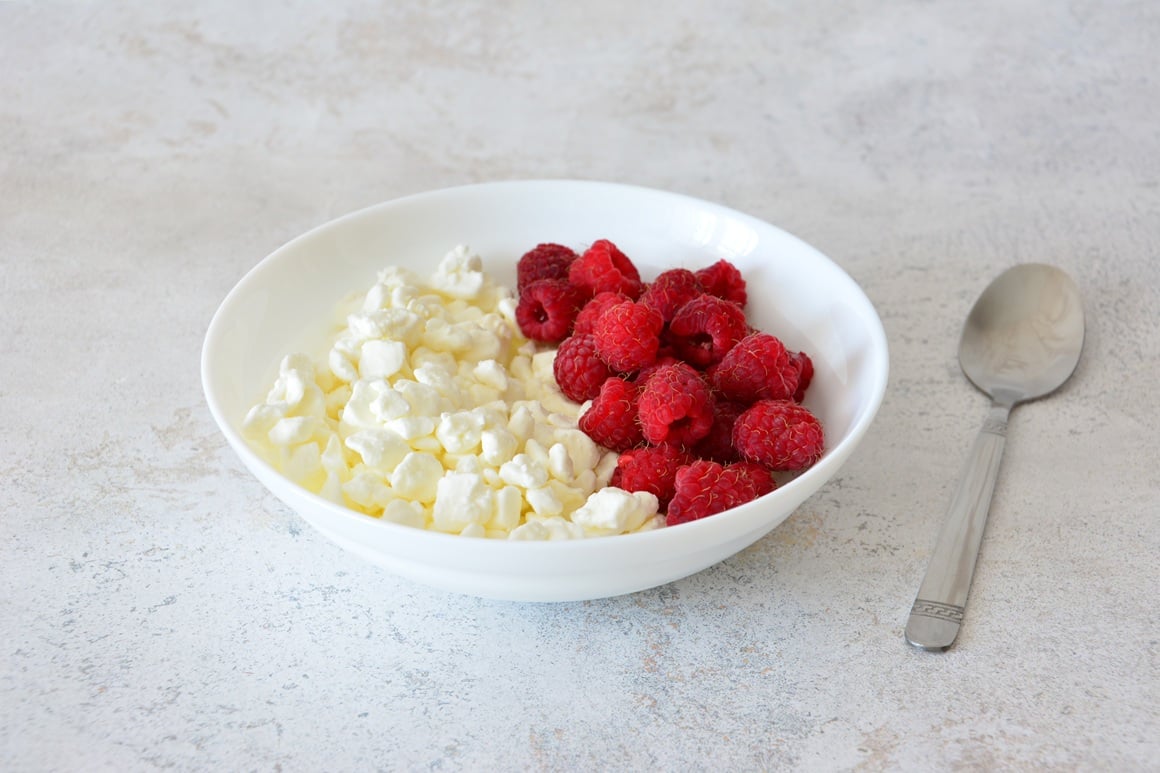 Svježi sir u kombinaciji s voćem pruža dobar balans proteina i vlakana