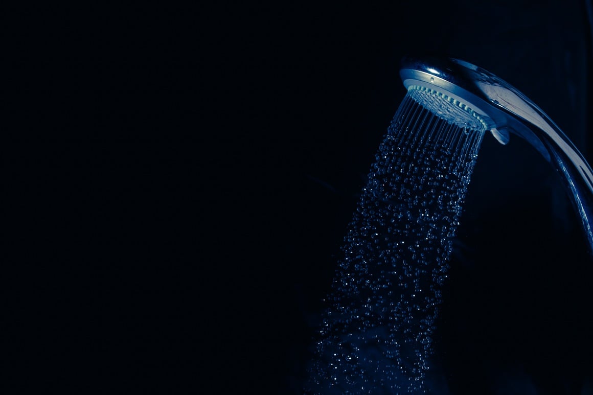 Tuširanje u mraku znači tuširanje uz ugašena ili vrlo prigušena svjetla, najčešće neposredno prije odlaska na spavanje