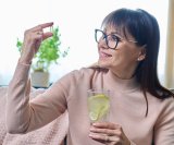 Vitamin D pomaže tijelu da apsorbira kalcij, stoga prehrana bogata ovim nutrijentima doprinosi zdravlju kostiju