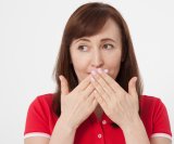 Zašto ženama glas postaje hrapav i dublji kako stare