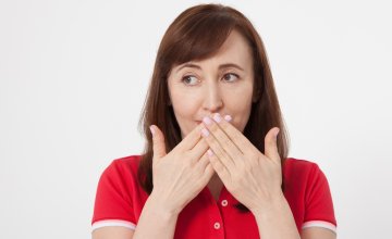 Zašto ženama glas postaje hrapav i dublji kako stare