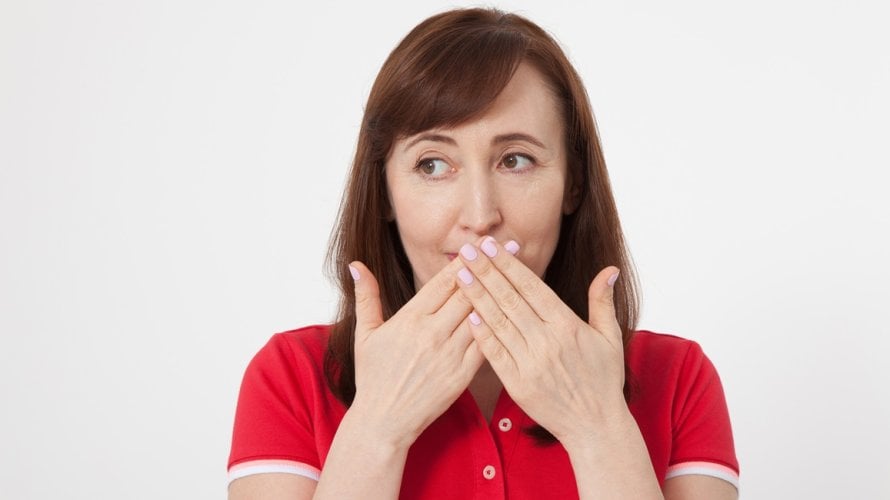 Zašto ženama glas postaje hrapav i dublji kako stare