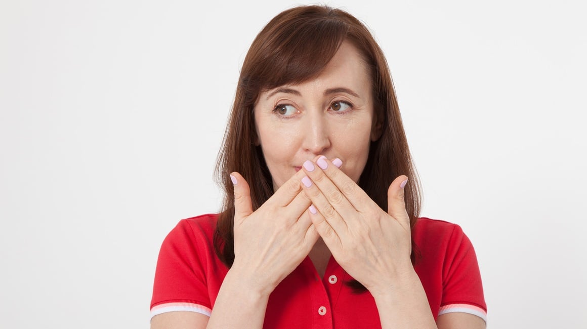 Zašto ženama glas postaje hrapav i dublji kako stare