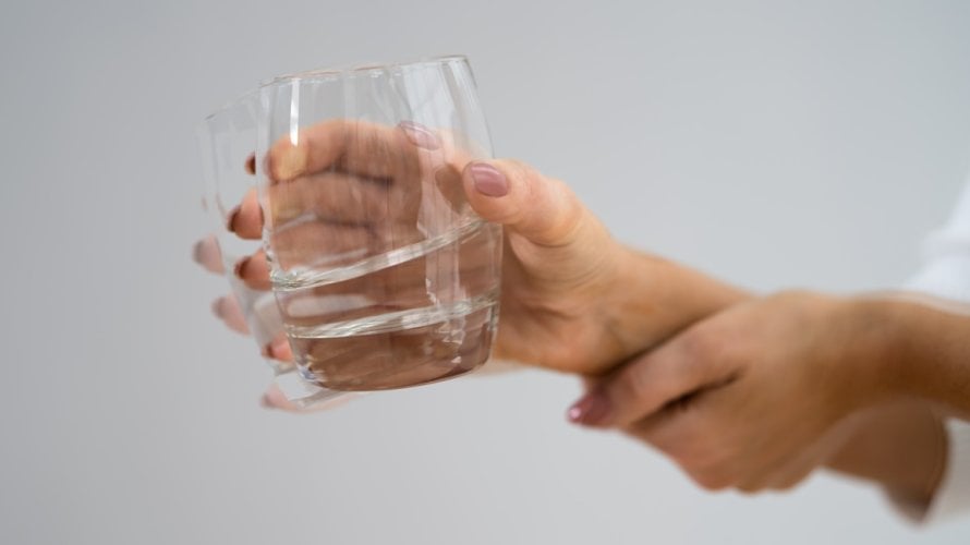 Zbog čega se tresu ruke