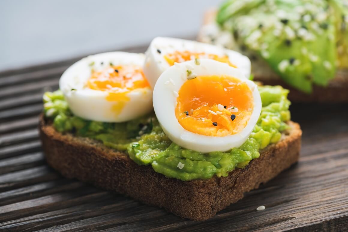 Zdrav doručak često uključuje namirnice koje prirodno pomažu u regulaciji kolesterola