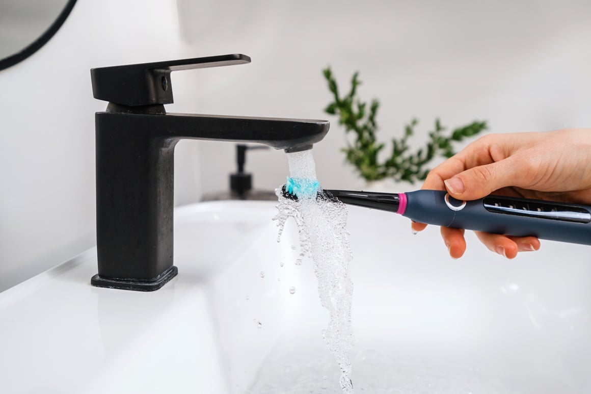 električne četkice učinkovitije uklanjaju mrlje od kave, čaja i hrane