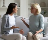 funkcionalni, zreli odrasli ljudi u obiteljskom okruženju počinju se osjećati i ponašati kao da su ponovno tinejdžeri