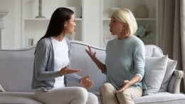 funkcionalni, zreli odrasli ljudi u obiteljskom okruženju počinju se osjećati i ponašati kao da su ponovno tinejdžeri