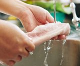 ispiranje mesa u sudoperu može proširiti bakterije po kuhinji i povećati rizik od trovanja hranom