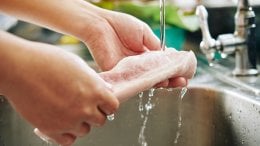 ispiranje mesa u sudoperu može proširiti bakterije po kuhinji i povećati rizik od trovanja hranom