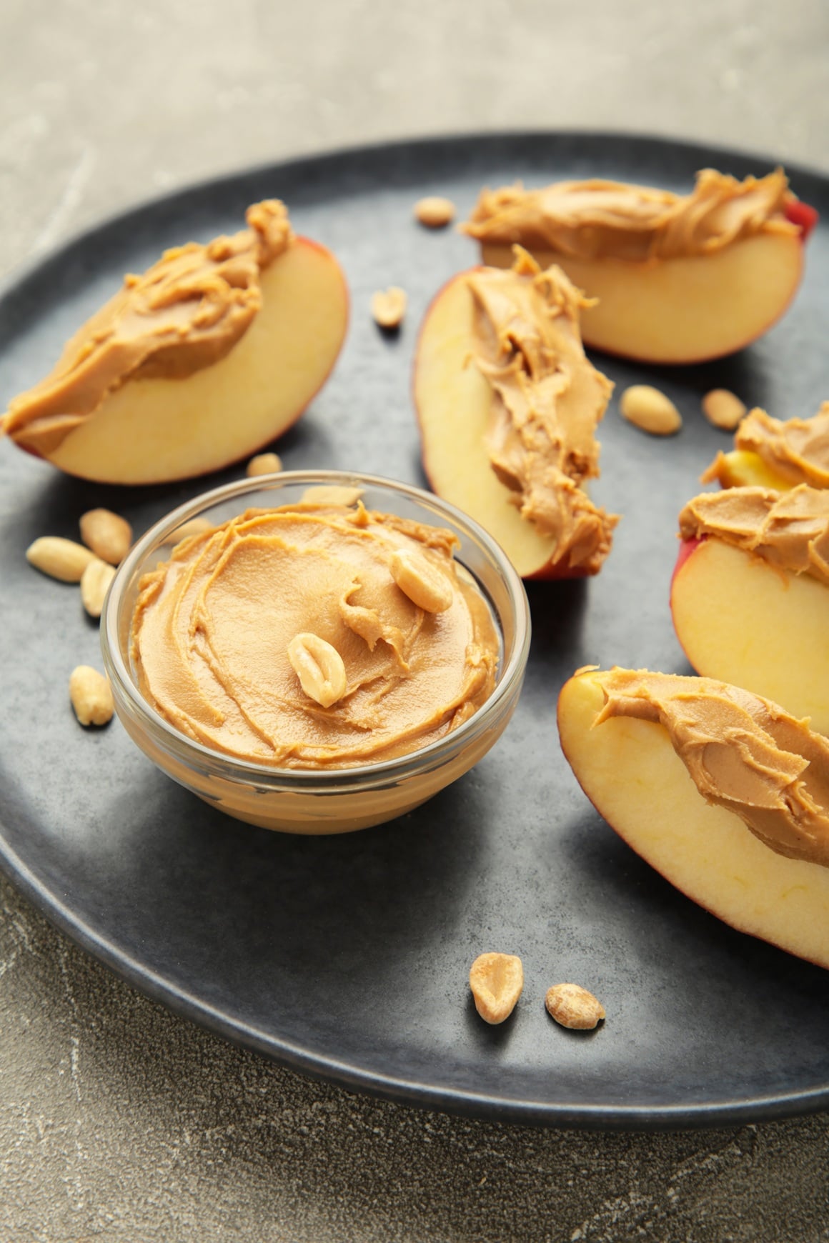 jabuka s maslacem od kikirikija