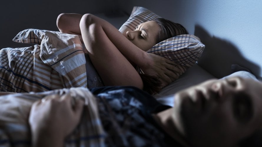 ponekad je moguće istrenirati um da se manje fokusira na zvuk hrkanja