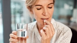 svakodnevno uzimanje aspirina većini zdravih starijih osoba ne produljuje život, a može donijeti i ozbiljne rizike