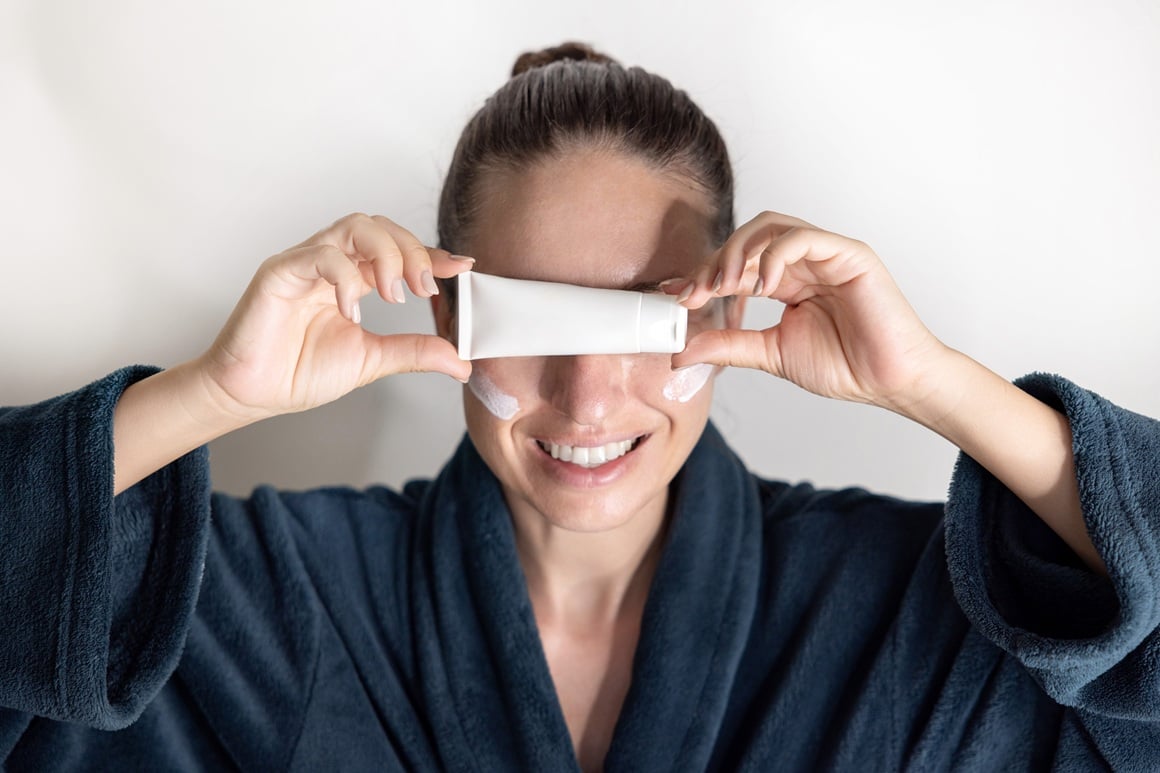 Bez obzira na dob, krema sa zaštitnim faktorom širokog spektra trebala bi biti dio vaše jutarnje rutine