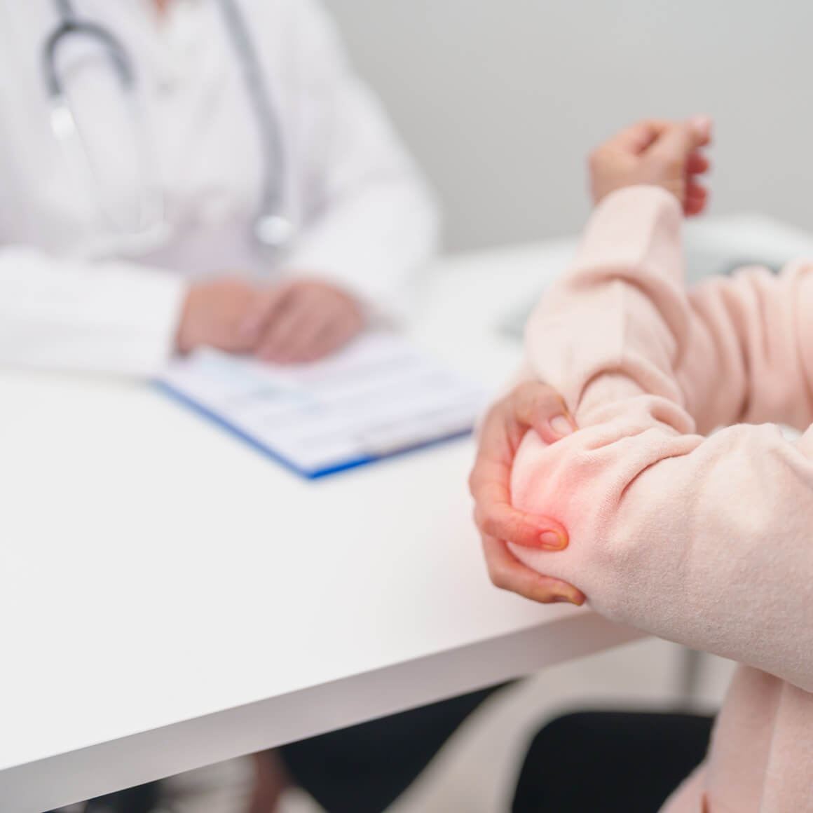 Bol u području lakta praćena trnjenjem, žarenjem ili utrnulošću prstiju relativno je česta kombinacija simptoma