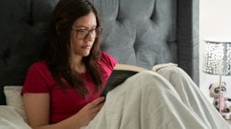 Čitanje knjige omogućuje vašem tijelu da se postupno opusti i pripremi za san