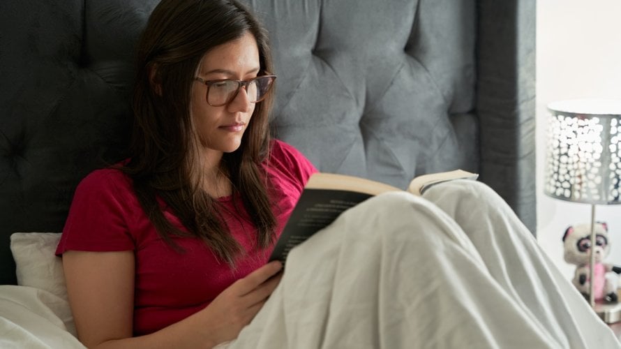 Čitanje knjige omogućuje vašem tijelu da se postupno opusti i pripremi za san