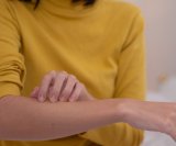 Dok se mi grijemo u toplim prostorijama, zrak oko nas postaje suh i žedan, izvlačeći vlagu iz naših stanica