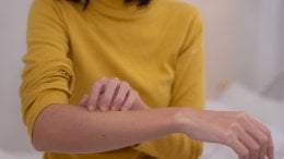 Dok se mi grijemo u toplim prostorijama, zrak oko nas postaje suh i žedan, izvlačeći vlagu iz naših stanica