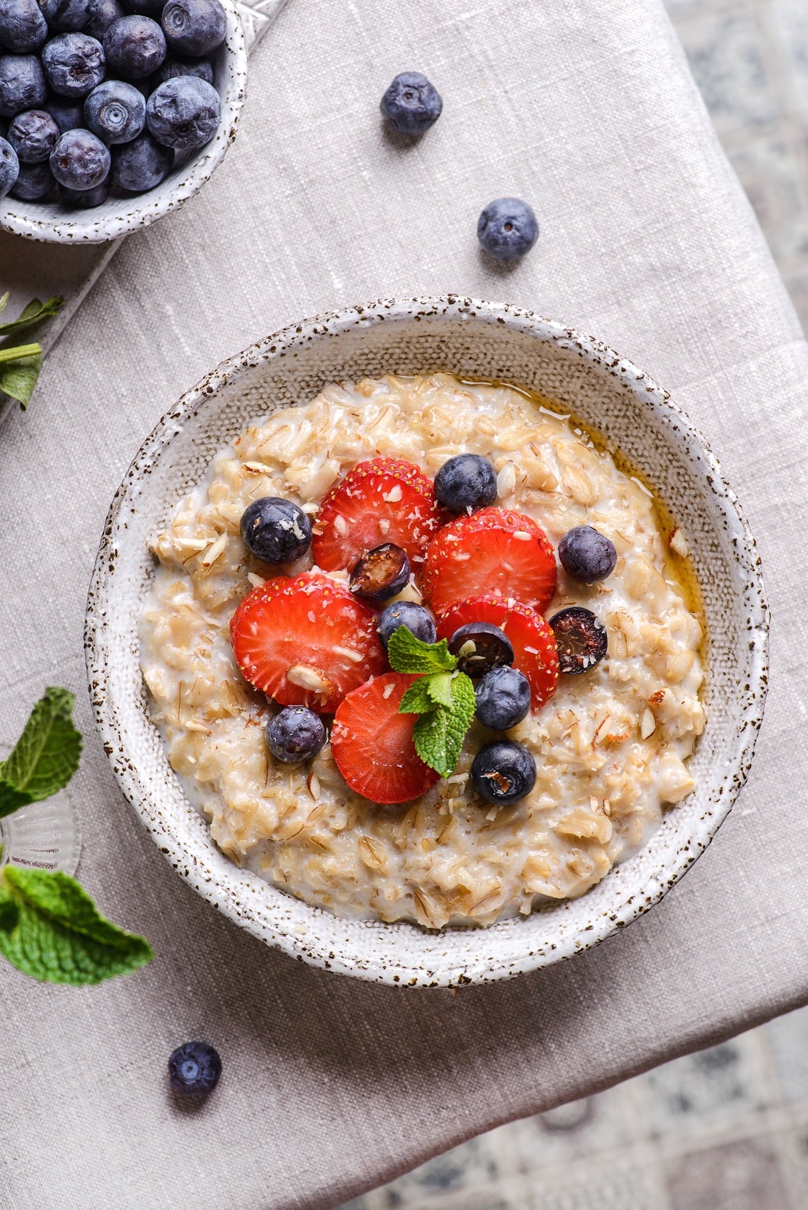 Doručak koji kombinira kvalitetne proteine i raznolika biljna vlakna može istodobno pomoći u kontroli apetita i podržati zdravlje crijeva
