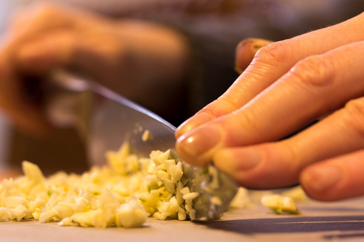 Glavni sastojak češnjaka, alicin, oslobađa se tek kad ga usitnimo ili zgnječimo