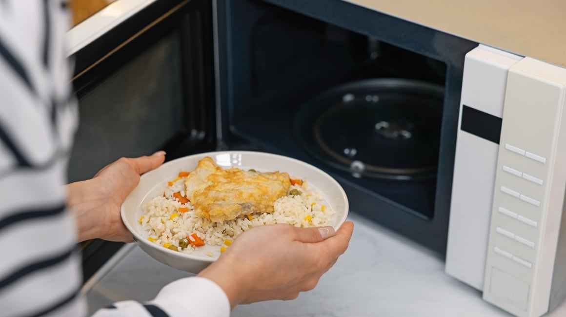 Iako se mikrovalna najčešće koristi za podgrijavanje, ona je zapravo jedna od metoda kuhanja koja najbolje čuva nutrijente