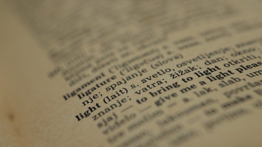 Istraživanja pokazuju da oni koji osjećaju emocionalnu povezanost s jezikom i kulturom često postižu bolje rezultate od onih koji uče isključivo iz praktičnih razloga