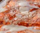 Kada aluminijska folija dođe u kontakt s metalnim posuđem, i to u prisutnosti vlažne hrane, može doći do stvaranja tzv. galvanske ćelije