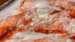 Kada aluminijska folija dođe u kontakt s metalnim posuđem, i to u prisutnosti vlažne hrane, može doći do stvaranja tzv. galvanske ćelije