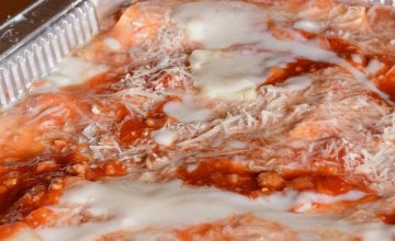 Kada aluminijska folija dođe u kontakt s metalnim posuđem, i to u prisutnosti vlažne hrane, može doći do stvaranja tzv. galvanske ćelije