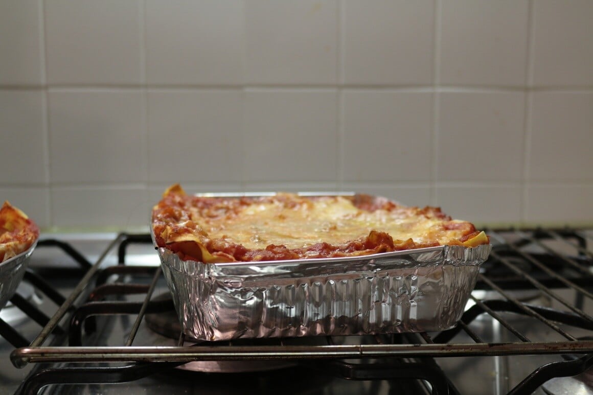 Lazanje često sadrže rajčicu, sol i dugo se peku, što ih čini lošim kandidatom za pečenje u metalnoj posudi prekrivenoj aluminijskom folijom