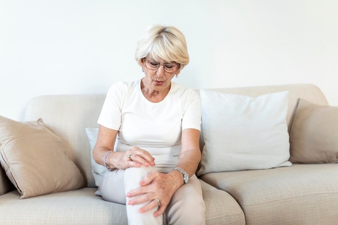 Mišićno-koštani sindrom menopauze naziv je za skup simptoma koji uključuju bolove u zglobovima i mišićima, ukočenost, umor i opći osjećaj nelagode u tijelu