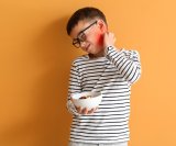 Na razvoj alergija utječe čitav niz čimbenika, od zdravlja kože i mikrobioma do izloženosti antibioticima i vremena uvođenja određenih namirnica